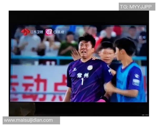 足球明星在赛场上跪下的瞬间展现了对比赛的热爱与敬意