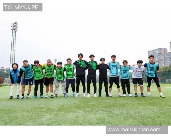 足球明星齐聚一堂高清大合照展现绿茵场上的荣耀与友谊